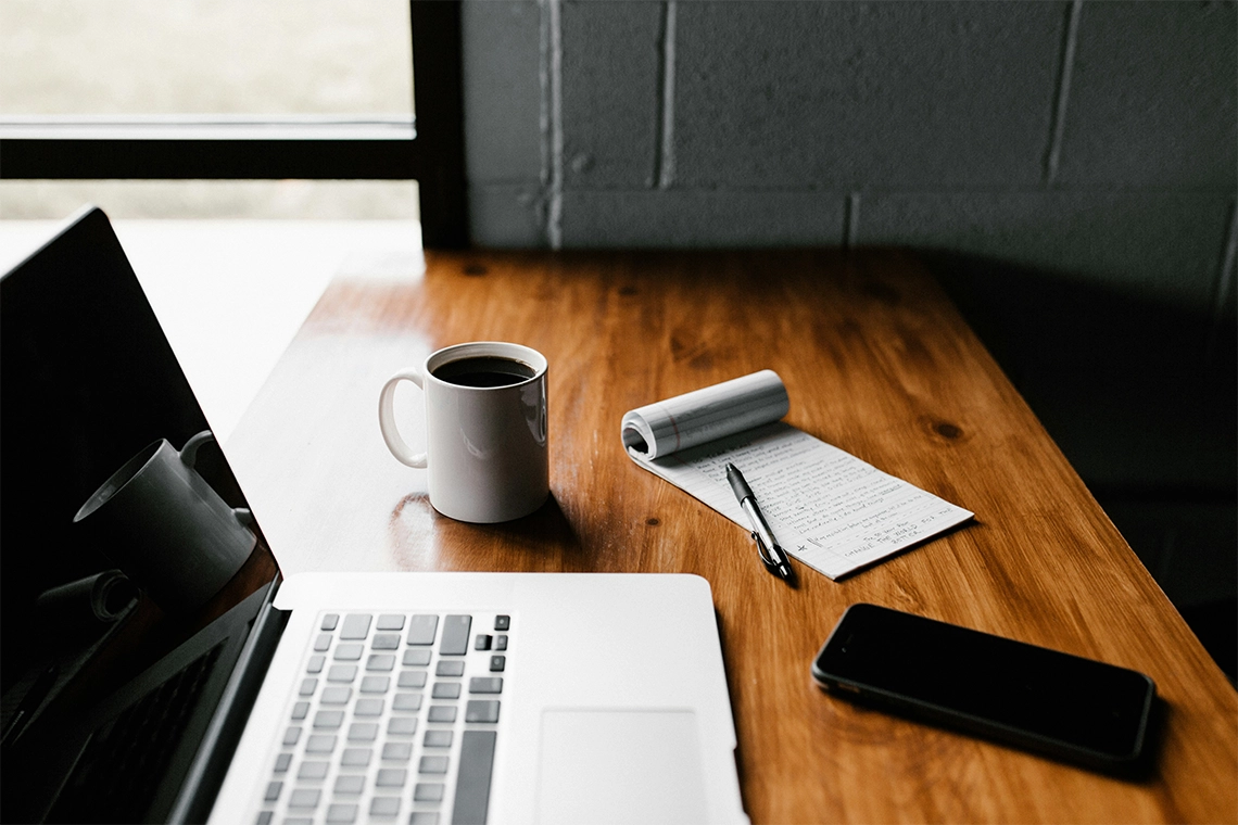 Mes services Ordinateur avec un café et un bloc-notes